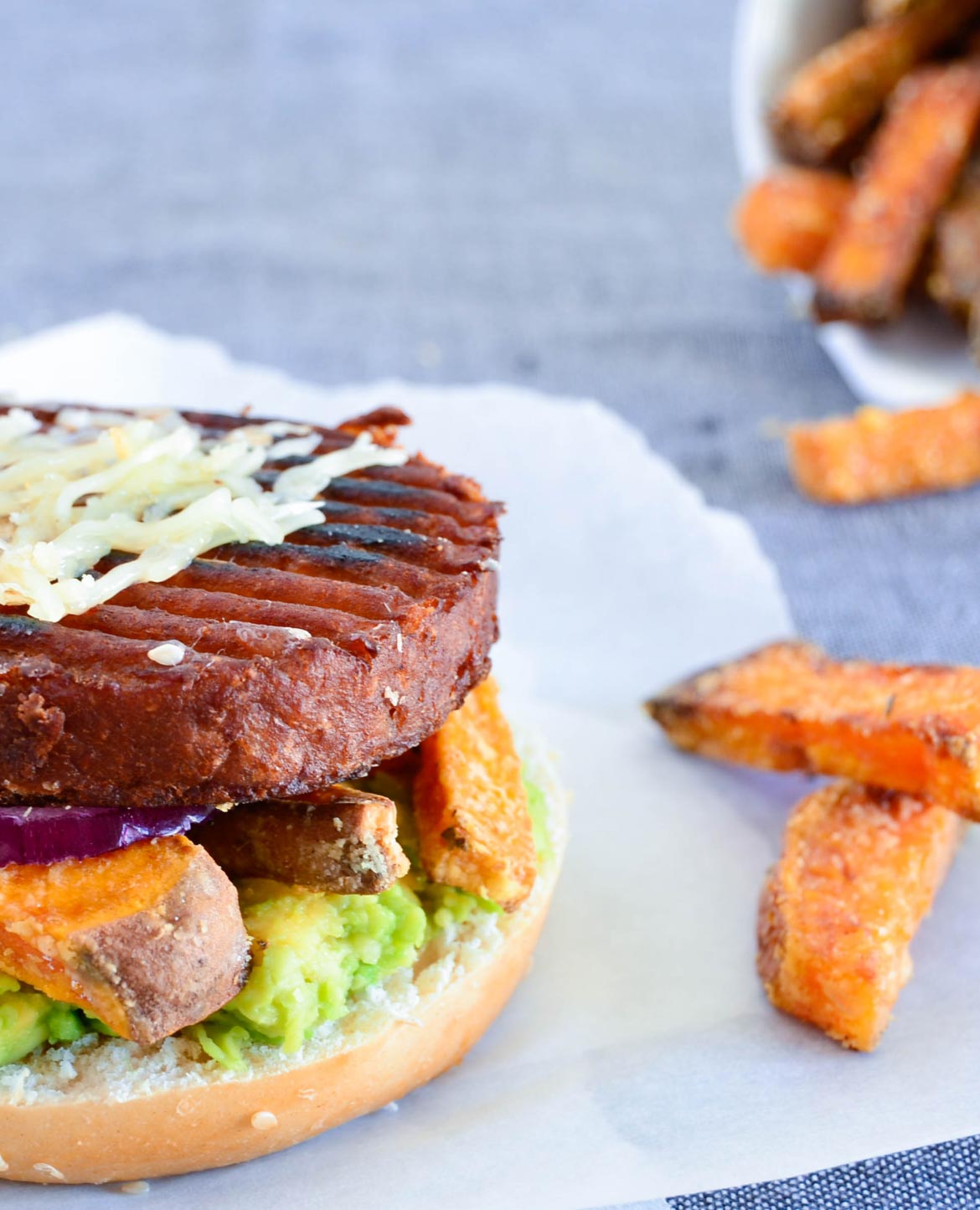 bagel végétarien et frites de patates douces